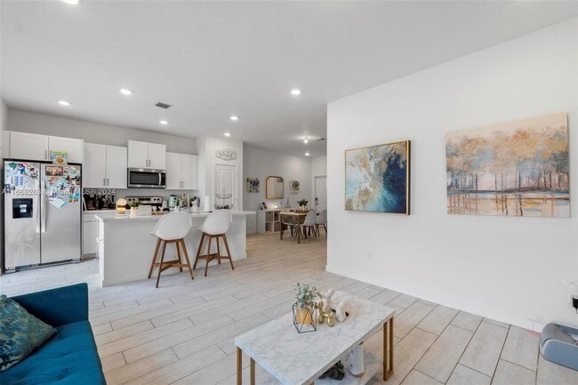 Building Photo - 765 SE 19th St