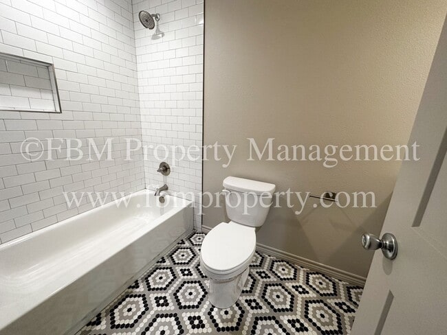 Building Photo - 1203 N Clay St