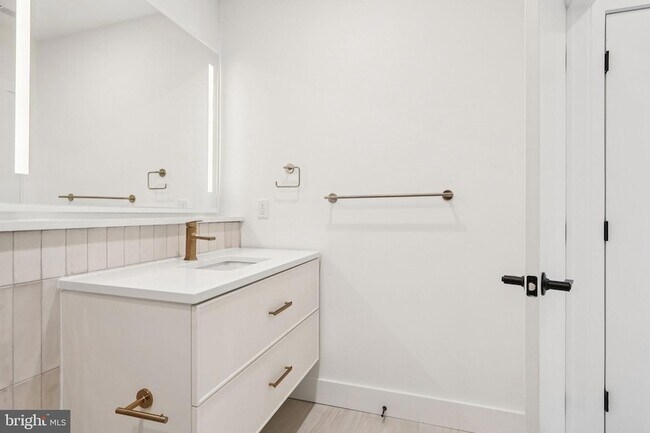 Building Photo - 30 W Allens Ln