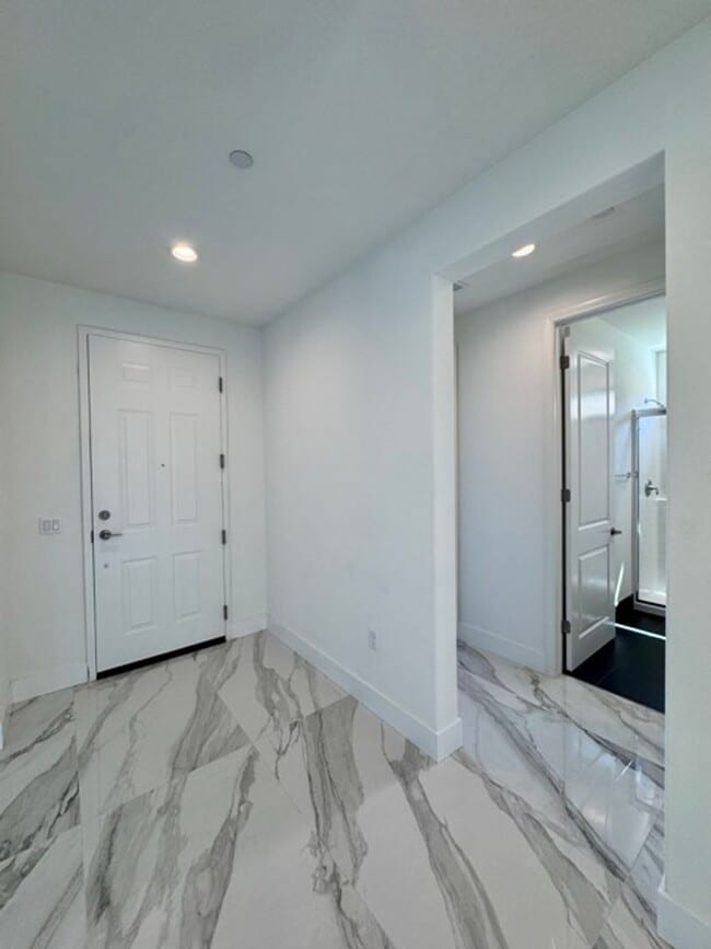 Building Photo - Spacious 5BD/3BA Home with Loft, Solar & B...