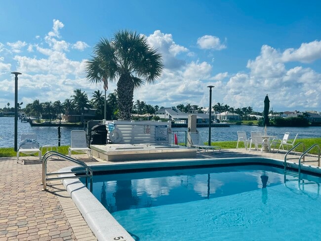 Building Photo - 1237 Hillsboro Mile