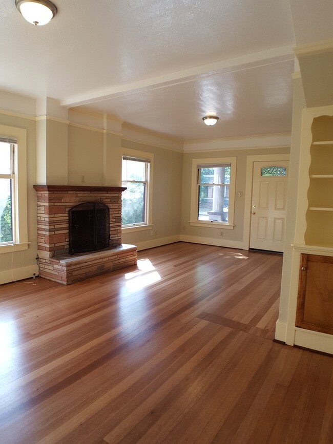 Building Photo - Beautiful 4 bedroom property near CSUC and...
