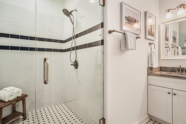 Building Photo - 105 W 7th St