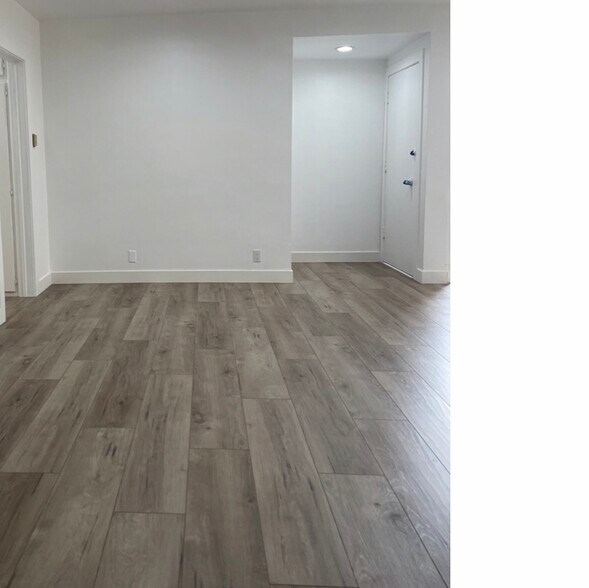 One of the bedrooms comes with 1/2 Bathroom - 7349 Balboa Blvd