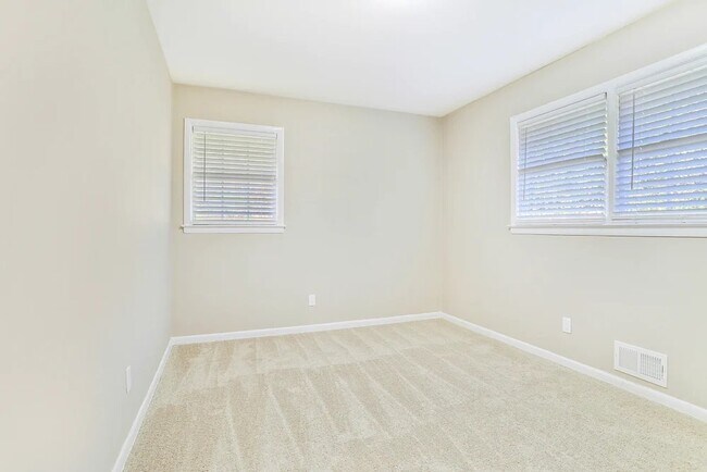 Building Photo - 844 Parkstone Dr
