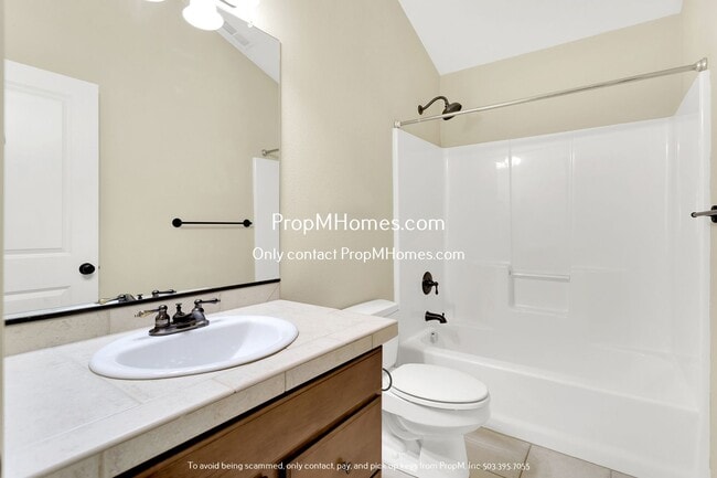 Building Photo - Spacious Three-Bedroom Condo Awaits in Des...
