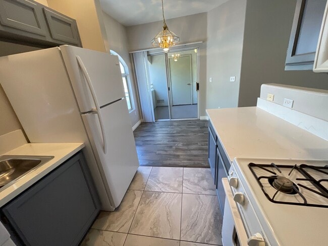 Building Photo - 2 Bedroom Summerlin Condo - Gated community
