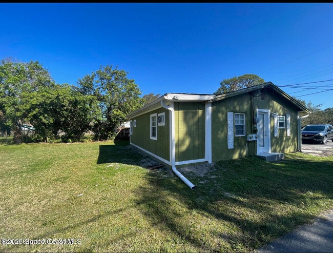 Building Photo - 329 Pine Ave