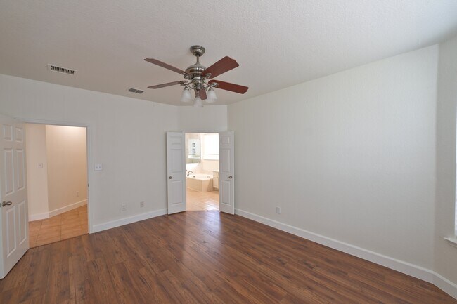 Building Photo - 3001 Claybrook Dr