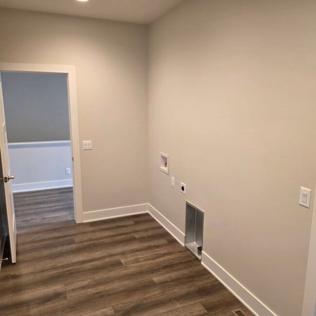 Building Photo - Garden View Zero Entry!! PHOTOS COMING SOON!