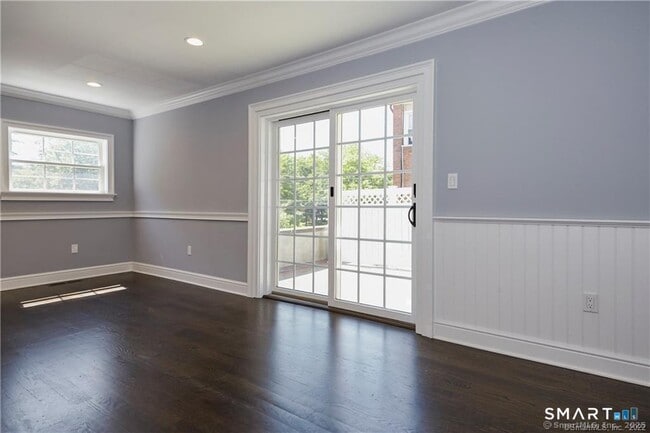 Building Photo - 160 E Elm St