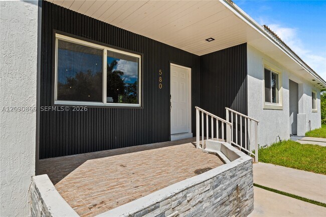 Building Photo - 580 Lee Dr