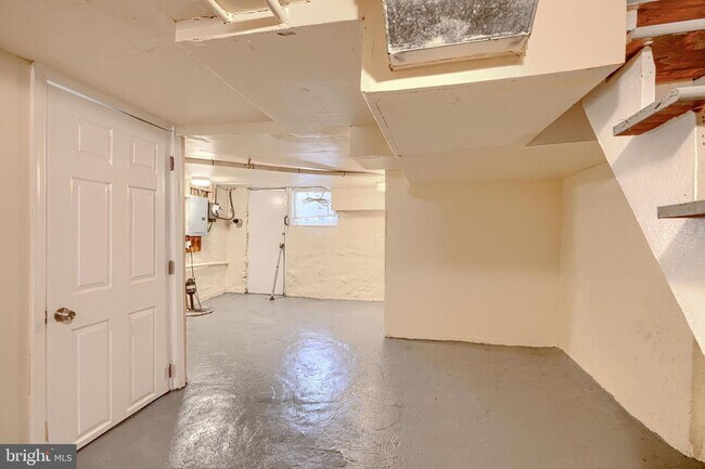 Building Photo - Well-Located 3BR Row Home Close to Johns Hopkins & Bayview