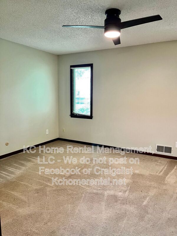 Building Photo - 3868 SW Harbor Dr
