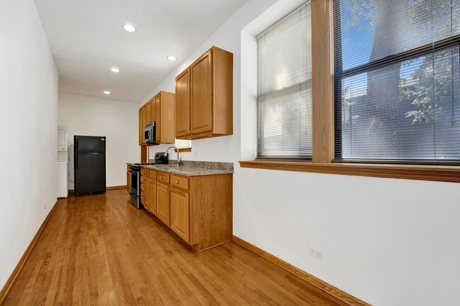 Building Photo - 2859 S Lowe Ave