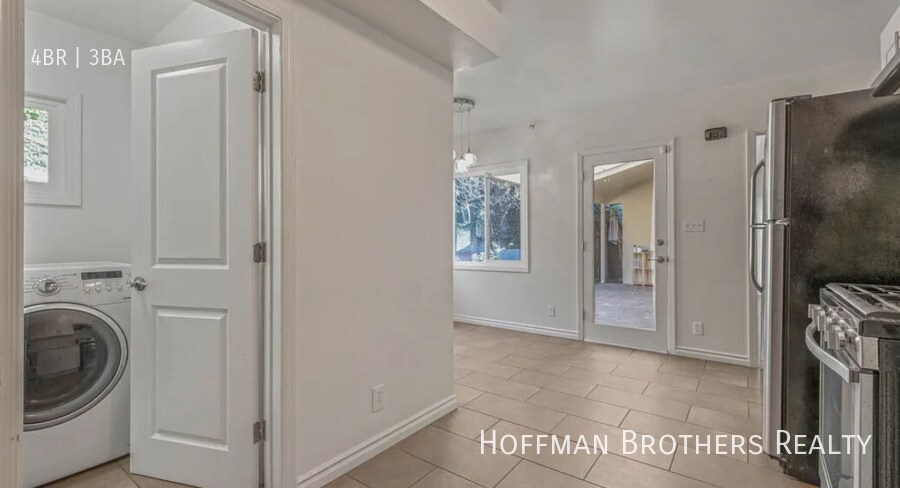 Building Photo - 1222 Daniels Dr