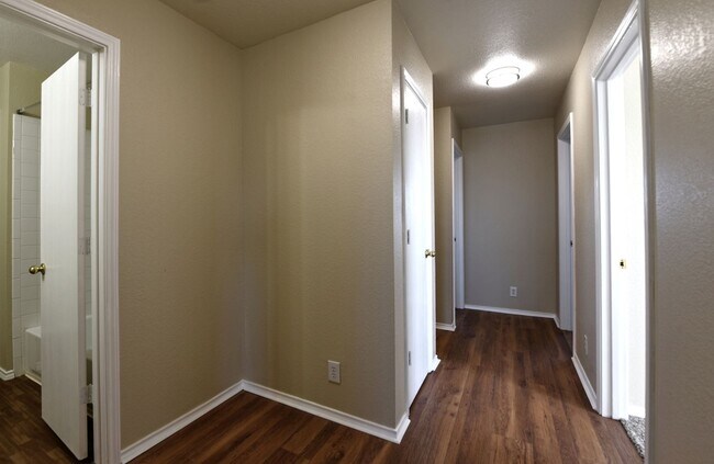 Building Photo - Great Home 1604 and Shaenfield