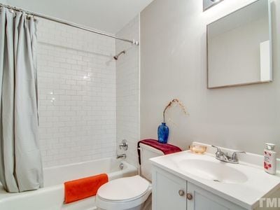 Building Photo - 313 Raynor St