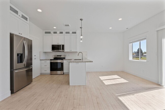 Building Photo - MODERN 3 BED 2.5 BATH TOWNHOME IN SAINT ANTHONY