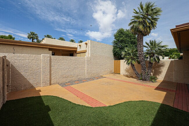 Building Photo - 238 W Maya Dr