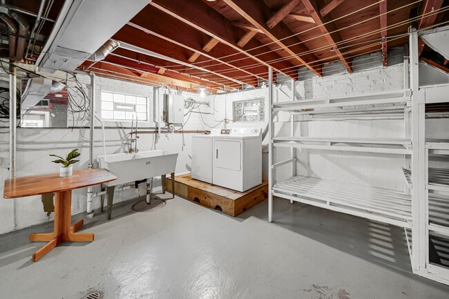 Building Photo - 413 S Gilbert Ave