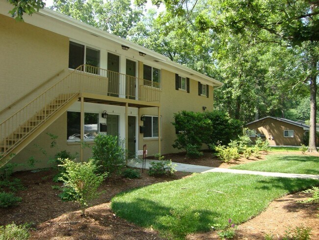 Building Photo - Sweet Spot in Carrboro! Inviting, updated 3br 2ba condo...Walk to Weaver St. & minutes to UNC