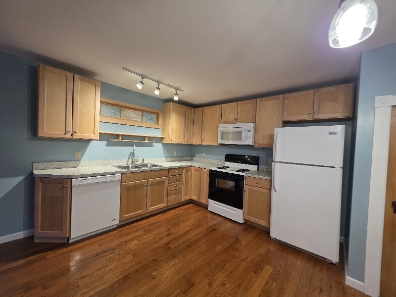 Building Photo - 296 Main St