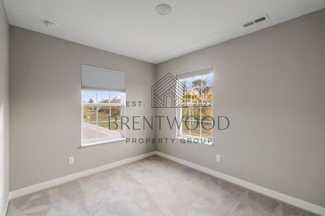 Building Photo - Move-In Ready Modern Townhome in Sought-Af...