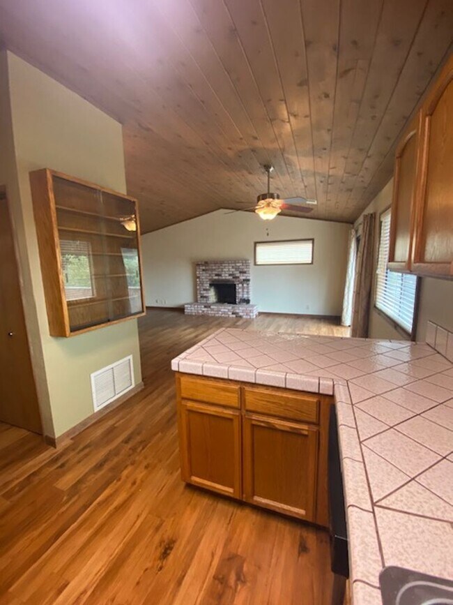 Building Photo - Excellent eastside location, 3/2, fenced yard, 2 car garage