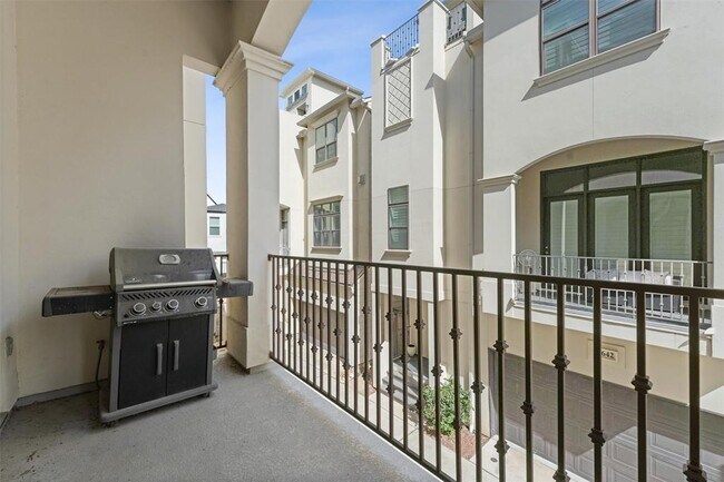 Building Photo - 5648 Larkin St