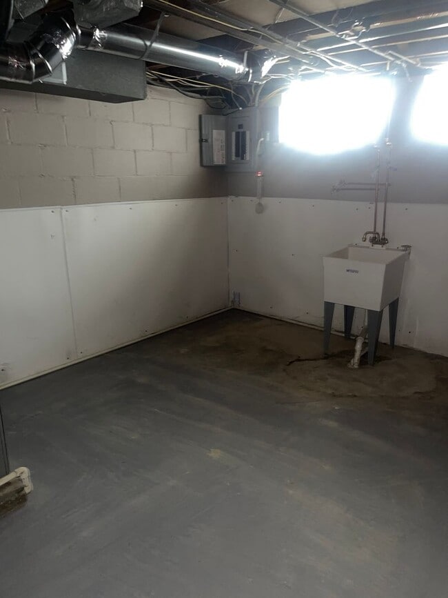 Building Photo - 15717 Northwood Ave