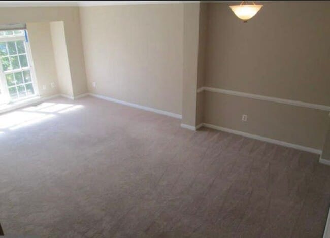 Building Photo - Beautiful 3 Bed 2 Bath 2 Half Bath Brick T...