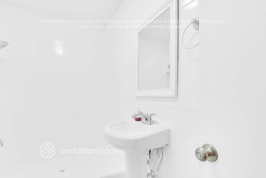 Building Photo - 1115 N Powers Dr