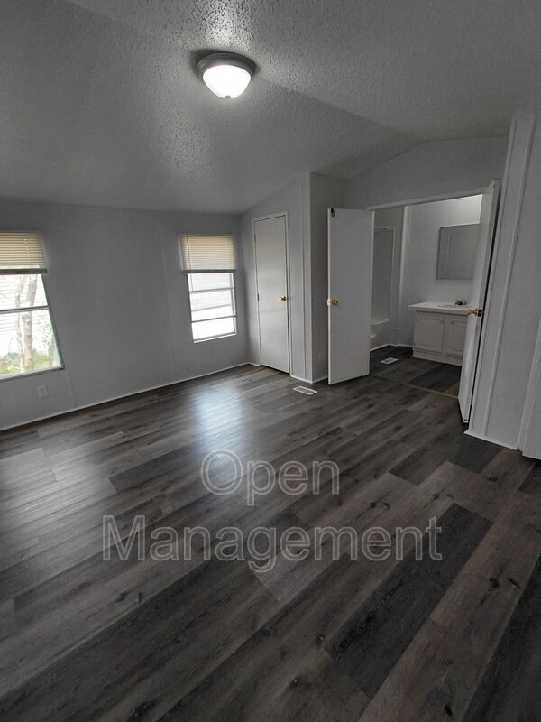 Building Photo - 301 Mantle Ave