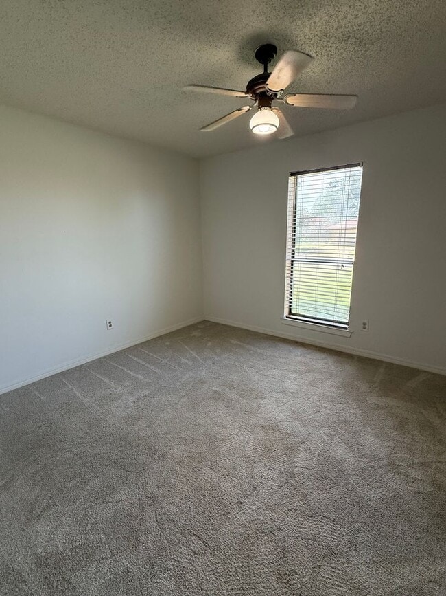 Building Photo - 3 Bedroom in Hallsville