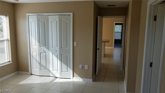 Building Photo - 932 Dobbins St E