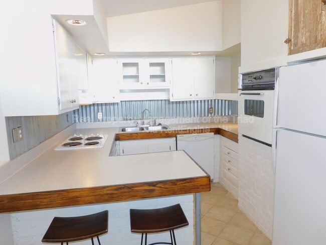 Building Photo - 3110 Canterbury St