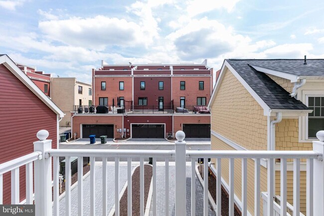 Building Photo - 723 Diamond Ave