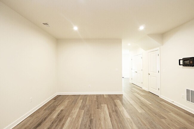 Building Photo - Pet-Friendly Fry's Spring Townhome Near 5th St Station