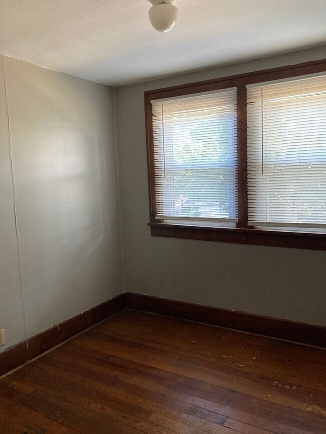 Building Photo - 3 bedroom with a bonus room! Nice enclosed sun porch!
