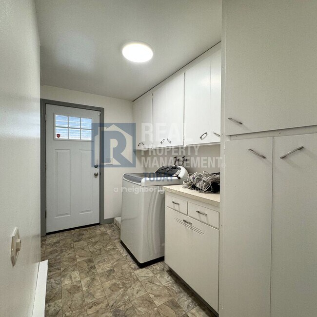 Building Photo - Great 3 Bedroom With Covered Carport!