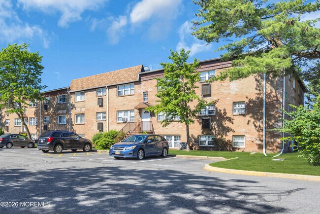 Building Photo - 393 College Dr