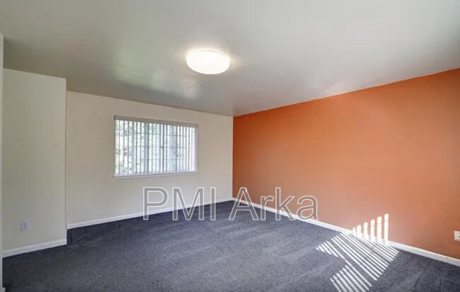 Building Photo - 10260 NE 30th Pl
