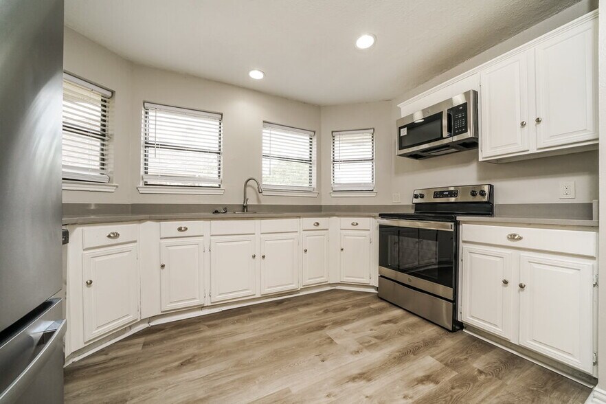 Building Photo - 8801 Pine Forest Dr