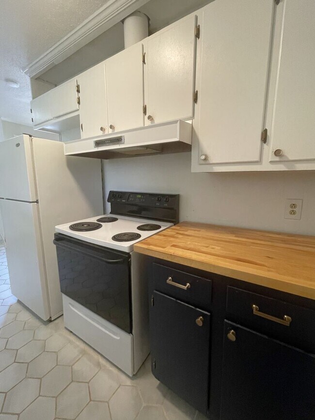 Building Photo - Excellent 3 Bedroom Home Minutes from Down...