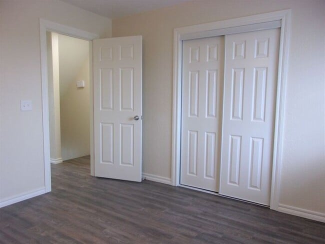 Building Photo - 2 BED 1.5 BATH TWO STORY TOWNHOUSE- WARR A...