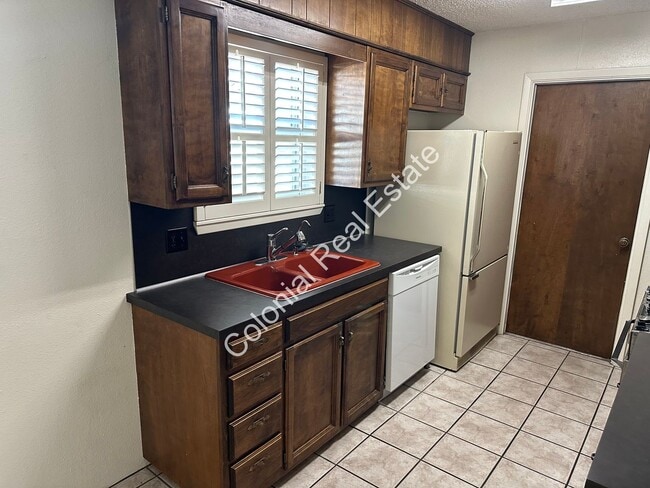 Building Photo - Spacious and Unique 2 Bedroom, 2 Bathroom Home with Wet Bar Area!