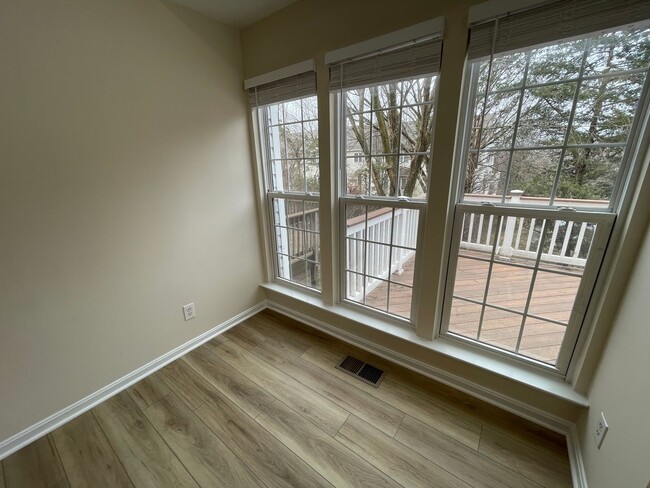 Building Photo - Elegant And Spacious 3 Bed 3.5 Bath Townhome In Vibrant Loudon Parkway Center