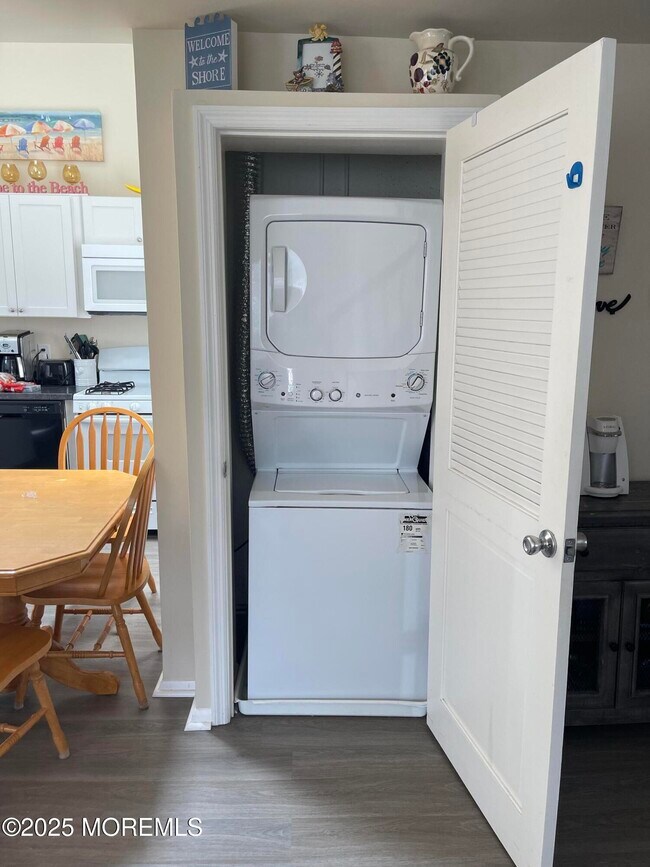 Building Photo - 202-06 Carteret Ave