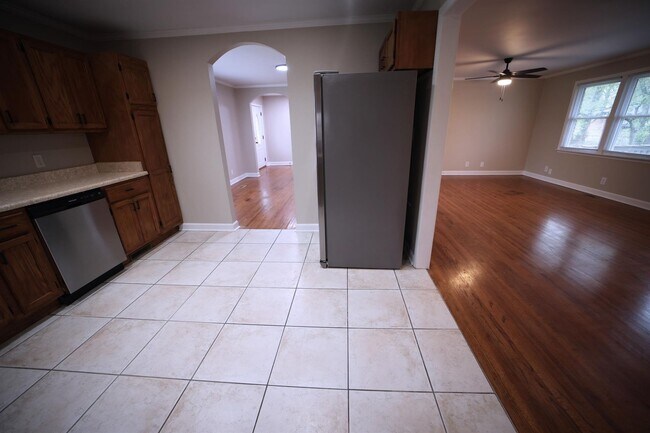 Building Photo - Charming Single-Story Home on a Spacious L...